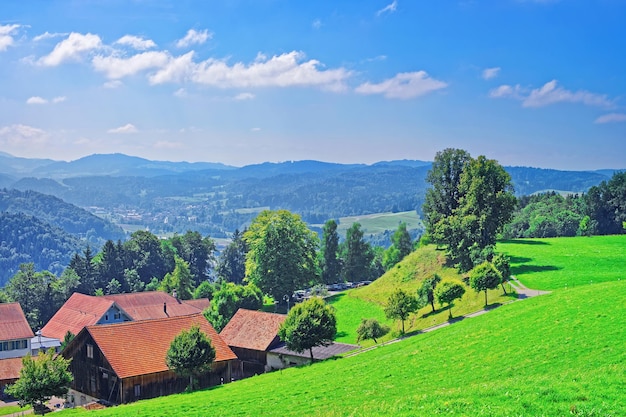 Aldeia em Turbenthal com Alpes suíços no distrito de Winterthur, cantão de Zurique da Suíça.