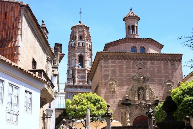 Aldeia espanhola da torre de sino mudéjar em Barcelona Espanha