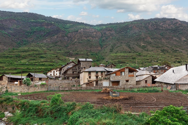 Aldeia espot nas montanhas dos pirenéus, espanha