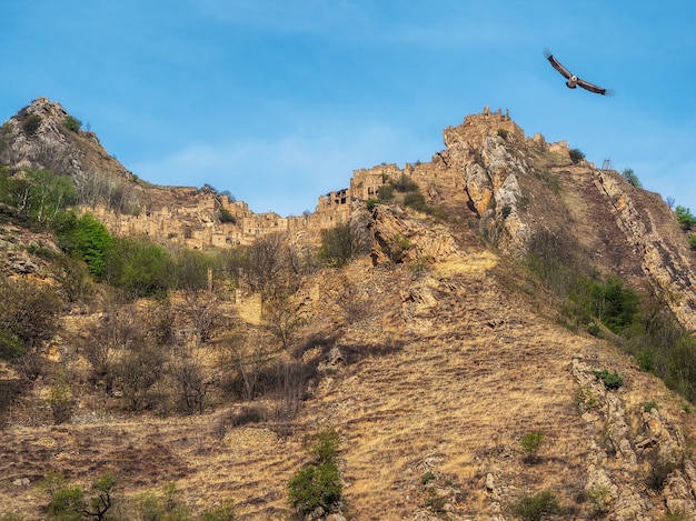 Aldeia étnica inexpugnável no topo de uma montanha. Antiga cidade fantasma abandonada de Gamsutl, Daguestão, Rússia.