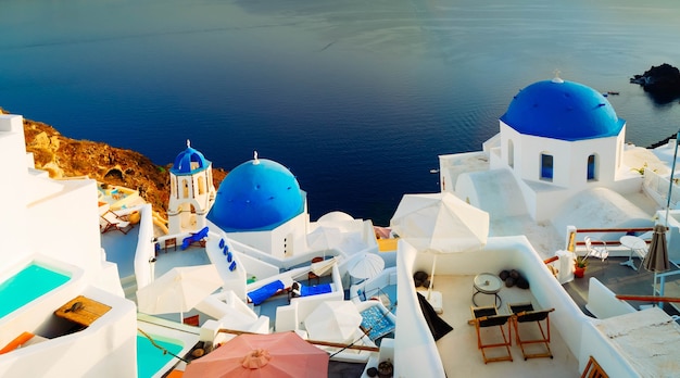 Aldeia grega branca oia de santorini, com cúpulas azuis de igrejas e telhados de aldeias, grécia, formato de banner da web, em tons