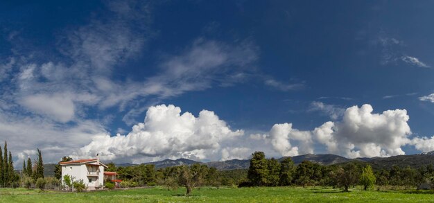 Aldeia grega contra um fundo de montanhas e estrondosa na ilha de Evia Grécia