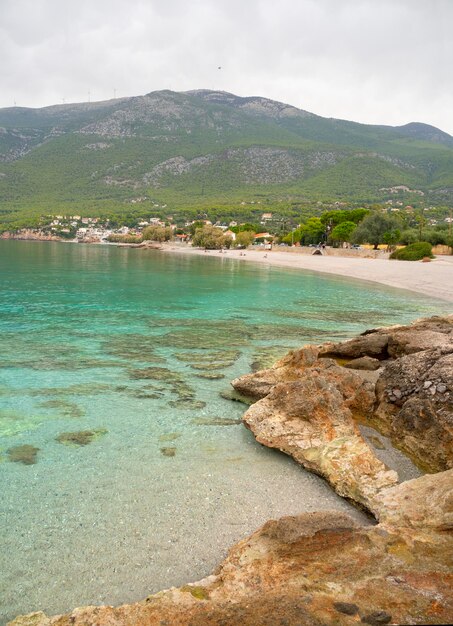 Aldeia grega Porto Germeno e praia no Golfo de Corinto do mar Jônico na Grécia
