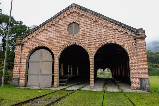 Aldeia histórica de Paranapiacaba sob neblina antiga estação ferroviária Santo André Brasil