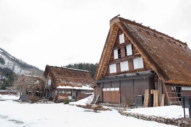 Foto aldeia japonesa histórica coberta pela neve