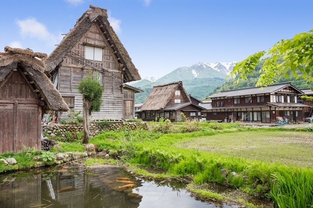 Aldeia japonesa histórica - shirakawago na primavera, marco de viagem do japão