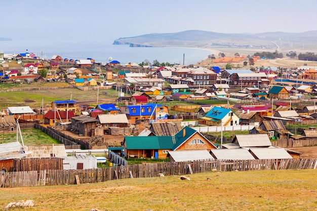 Aldeia Khuzhir na ilha Olkhon. Khuzhir situado perto do lago Baikal na Sibéria, Rússia.