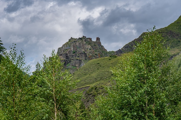 Aldeia medieval em ruínas e fortaleza Mutso. Região de Khevsureti, Geórgia, Cáucaso