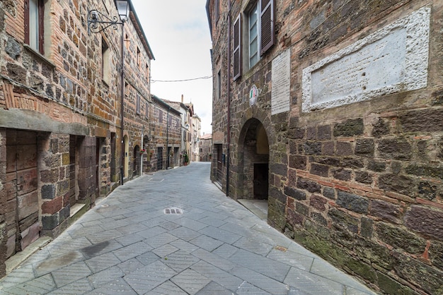 Foto aldeia medieval italiana detalha beco de pedra histórico medula antiga rua cidade velha edifícios de pedra arquitetura radicofani toscana itália