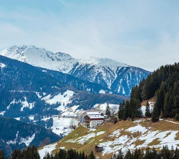 Aldeia montanhosa de Obergail, no Lesachtal, na Áustria