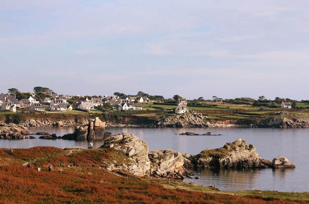 Aldeia na costa da Bretanha França