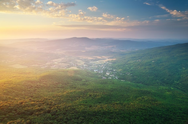 Aldeia na montanha. Composição da natureza.