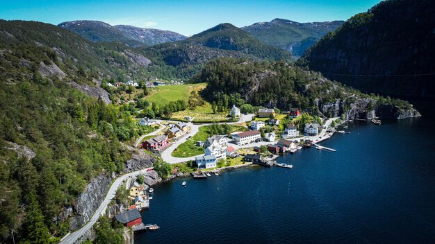 Aldeia na Noruega Montanhas fiord grama verde árvores e flores Foto agradável para economizador de tela