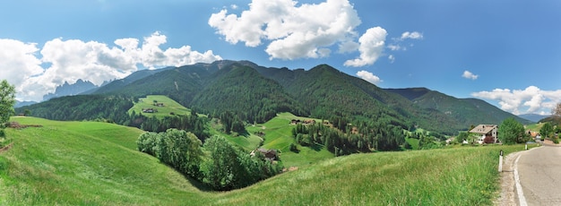 Aldeia nas Dolomitas na Itália