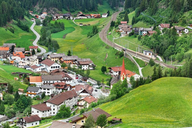 Aldeia nas Dolomitas na Itália