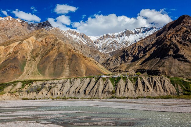 Aldeia nas montanhas do himalaia. pin valley, himachal pradesh, índia