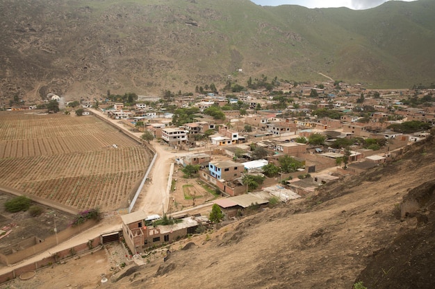 Aldeia nas montanhas do Peru