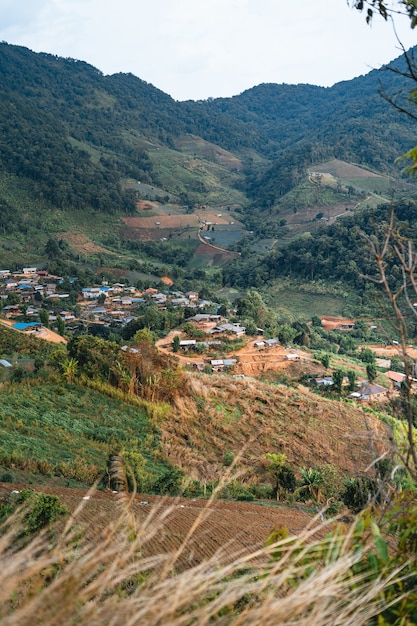 Foto aldeia nas montanhas na ásia e área agrícola