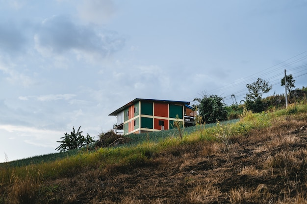 Aldeia nas montanhas na Ásia e área agrícola