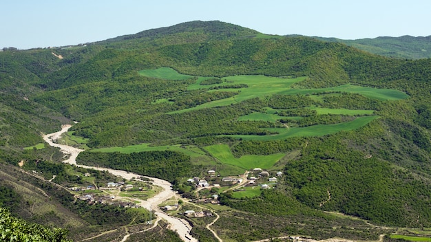 Aldeia nas montanhas verdes