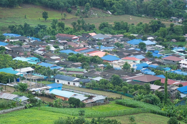 Aldeia no sopé da montanha