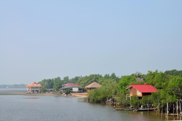 Aldeia piscatória de Chaiya no mar de Andaman em Surat Thani Tailândia