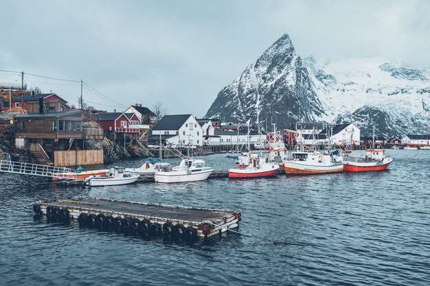 Aldeia piscatória de Hamnoy nas Ilhas Lofoten, Noruega