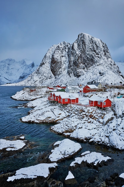 Aldeia piscatória de Hamnoy nas Ilhas Lofoten, Noruega