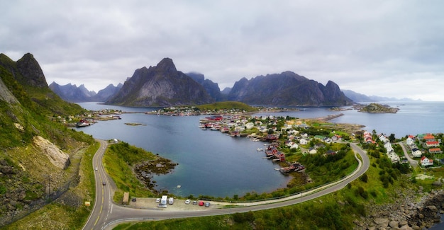 Aldeia piscatória de Mount Olstind e Reine nas ilhas Lofoten