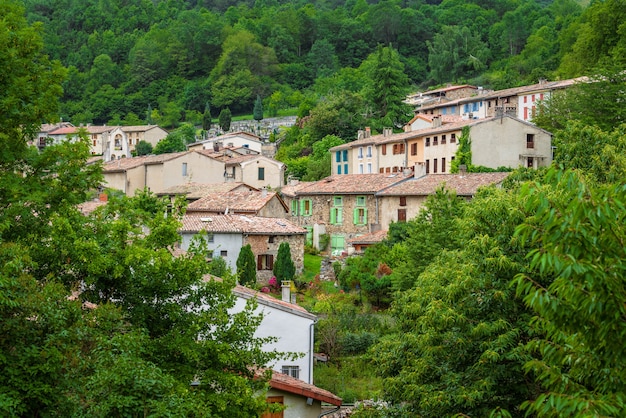 Aldeia pitoresca em uma floresta exuberante nos pirenéus franceses de montsegur