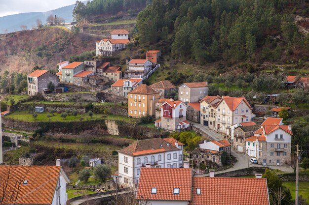 Aldeia rural com casas construídas na região montanhosa Portugal