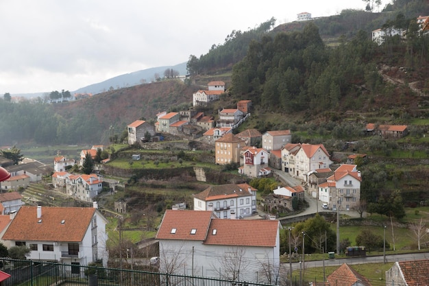 Aldeia rural com casas construídas na região montanhosa Portugal