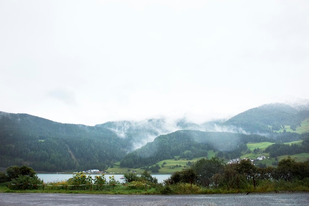 Aldeia rural ribeirinha do Lago Resias no vale de TrentinoAlto no sul de Tyr ou Alto Adige em Bolzano ou cidade bozen na Itália