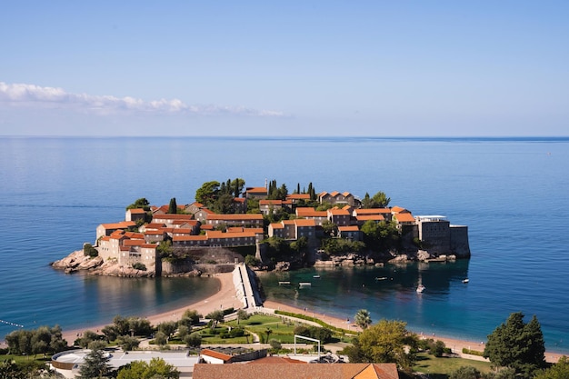 Aldeia Sveti Stefan construída no meio de um pedaço de terra que se projeta para o mar Montenegro