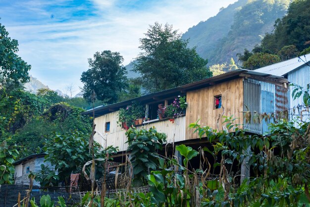 Aldeia Thangyam Amjilosa em Taplejung, Nepal, que cai durante a caminhada do acampamento de base de Kanchenjunga