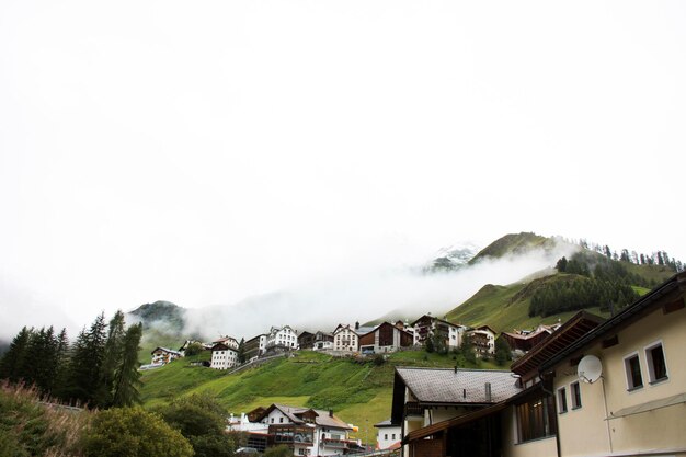 Aldeias de Tschlin e Ramosch ao lado da estrada entre ir para Samnaun é uma aldeia alpina alta e um vale no extremo leste da região de Graubunden na Suíça