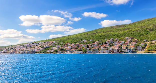 Aldeias na costa da Baía de Kotor, Mar Adriatíaco, Montenegro.