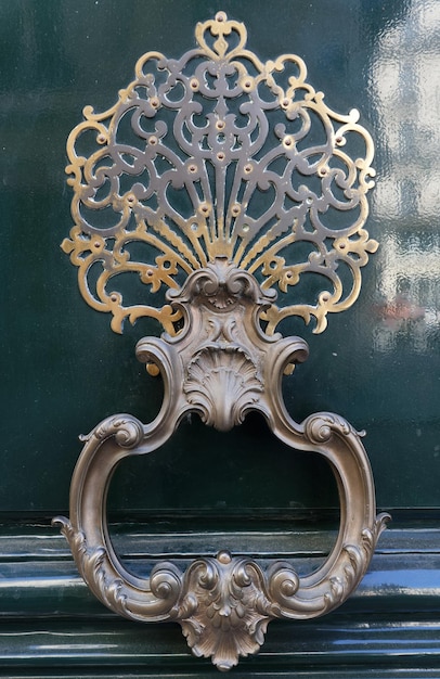 Aldrava de porta de ferro forjado vintage europeu antigo detalhe de design Paris