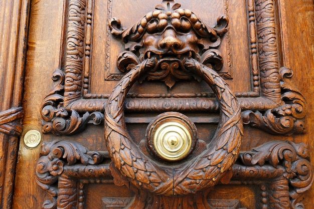 Aldrava de porta de ferro forjado vintage europeu antigo detalhe de design Paris