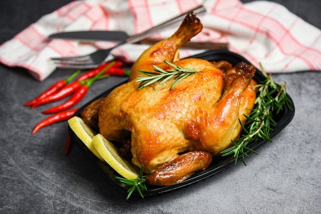 Alecrim de frango assado inteiro e pimenta limão / Frango assado churrasco grelhado comida deliciosa na mesa de jantar no feriado comemorar