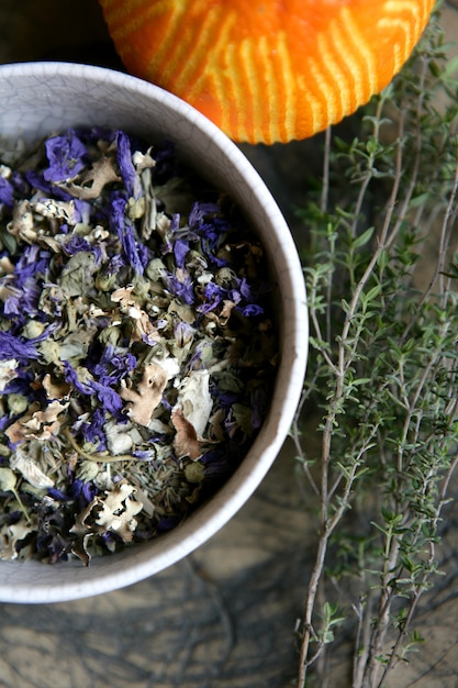 Alecrim e lavanda com laranja, plantas naturais