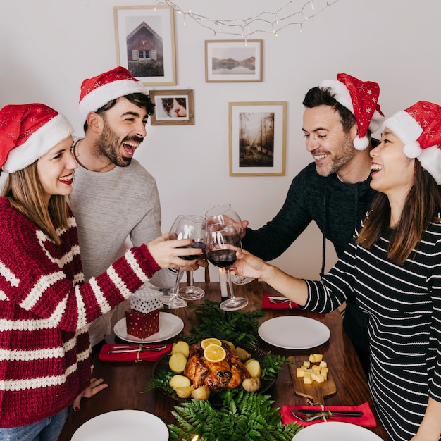 Alegre amigos no jantar de Natal