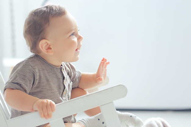 alegre bebé saludable sonriendo / retrato de un niño pequeño, niño pequeño hijo salud alegre