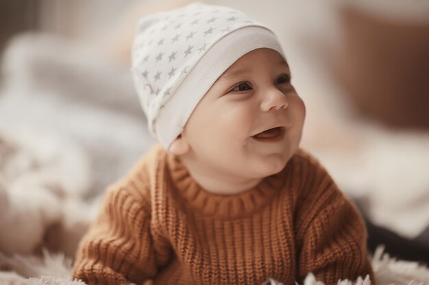 alegre bebé saludable sonriendo / retrato de un niño pequeño, niño pequeño hijo salud alegre