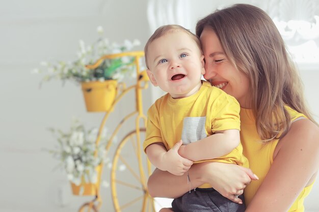 alegre bebé saludable sonriendo / retrato de un niño pequeño, niño pequeño hijo salud alegre