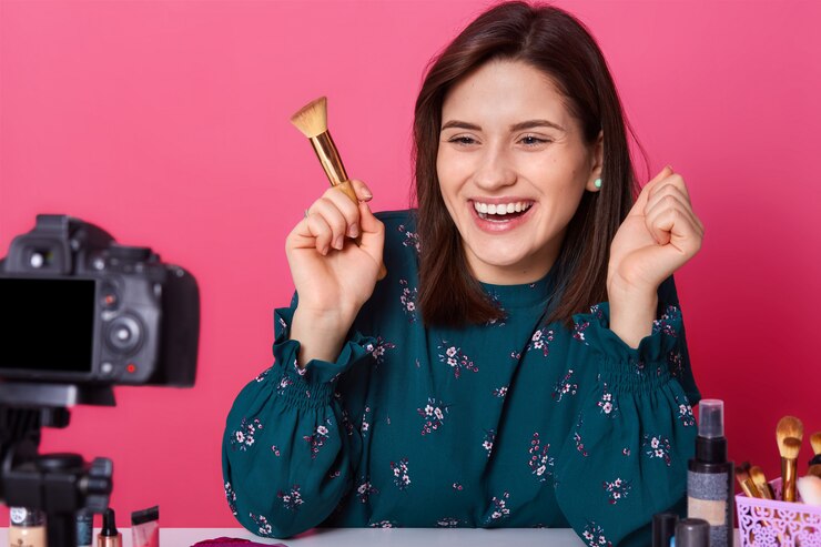 Foto alegre blogger morena magnética posando aislada sobre rosa