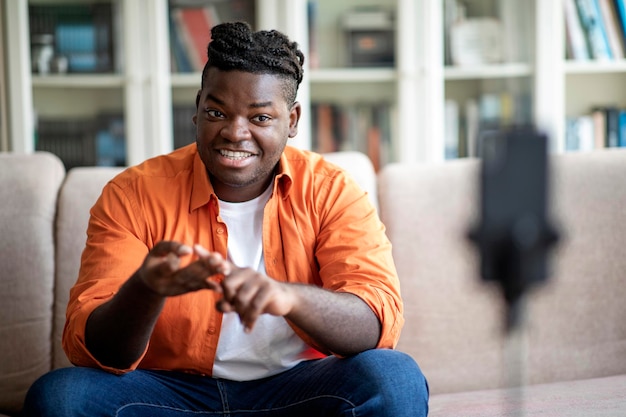 Alegre blogueiro famoso negro transmitindo de casa