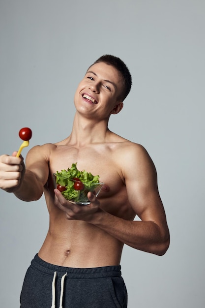 Alegre cara esportivo prato salada treino energia comida saudável