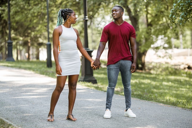 alegre casal africano em um parque de verão