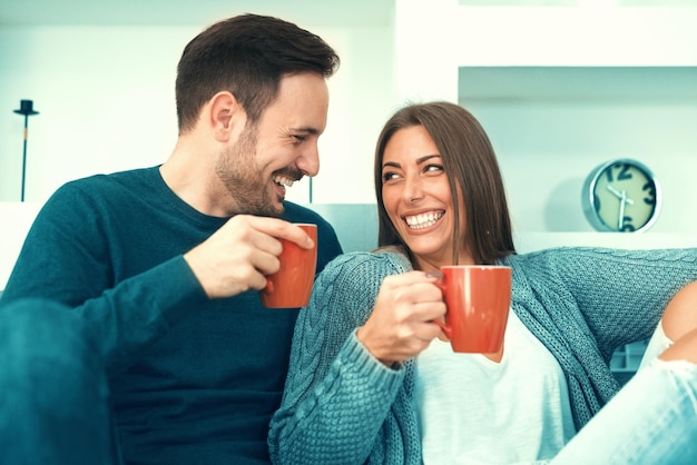 Alegre casal apaixonado pela manhã